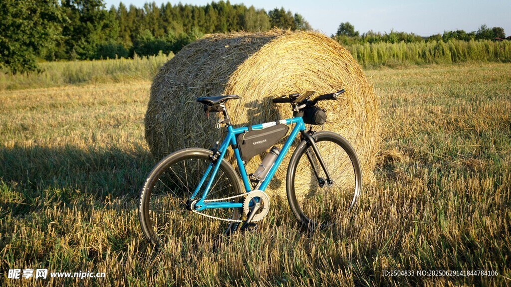 田野中自行車與草垛的風(fēng)景