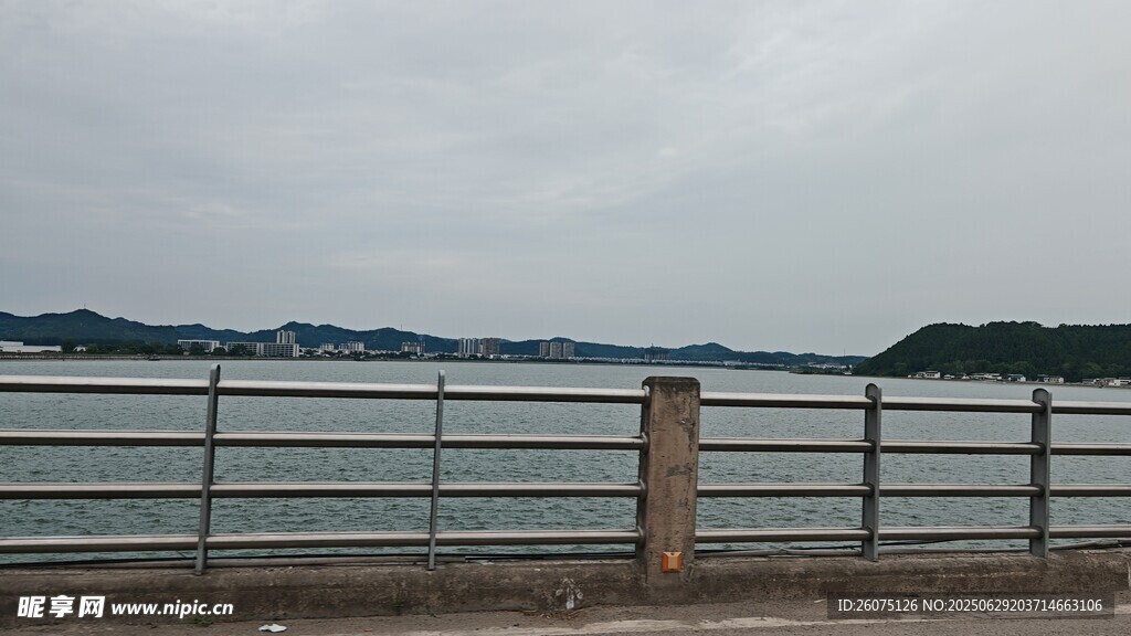 湖畔圍欄景致