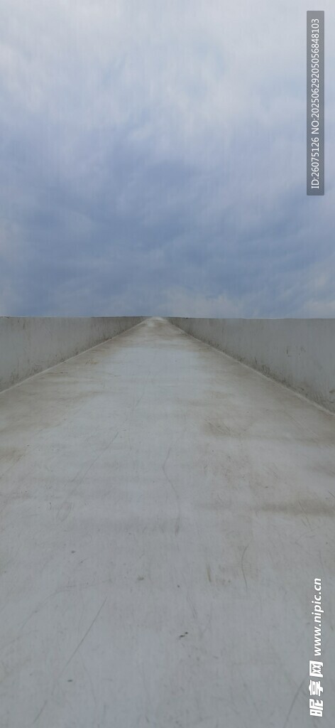 空曠道路伸向遠(yuǎn)方