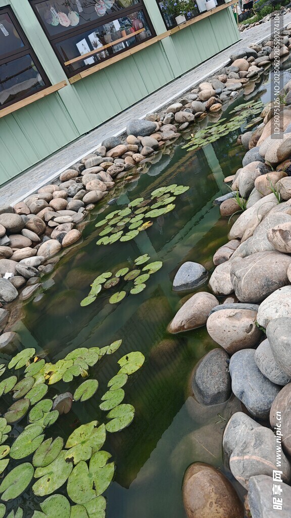 庭院中的潺潺水景