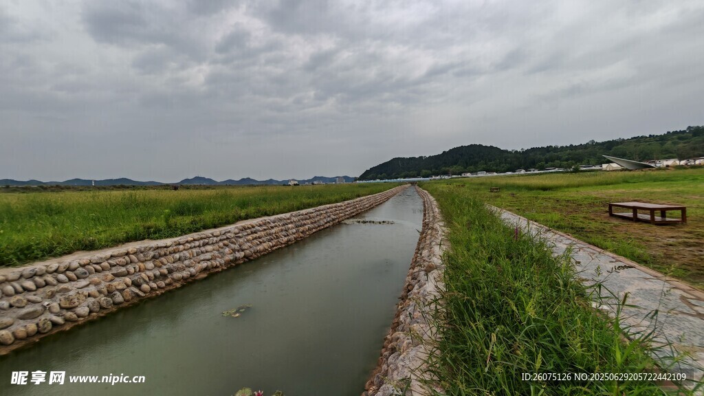 田野間的灌溉水渠