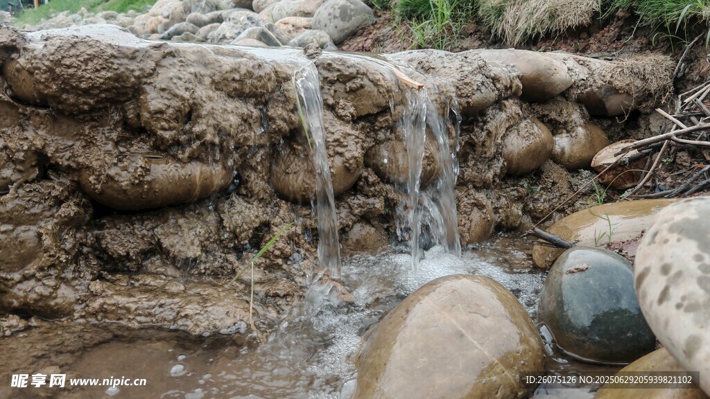 山間小泥瀑