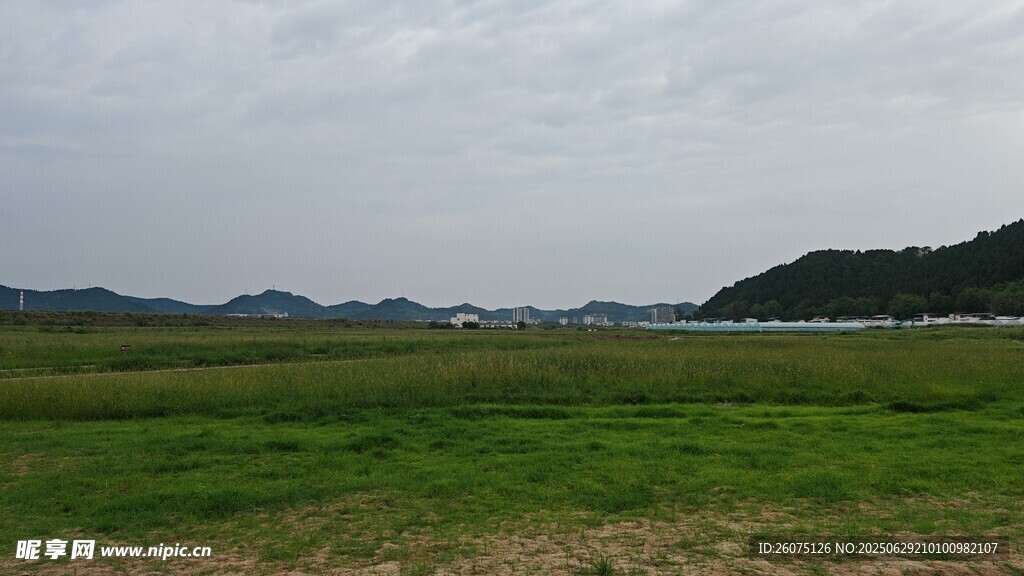 陰雨天的廣袤草原遠(yuǎn)景
