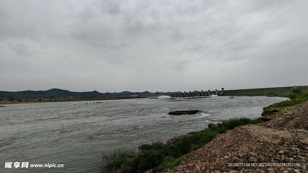 河畔陰天景色