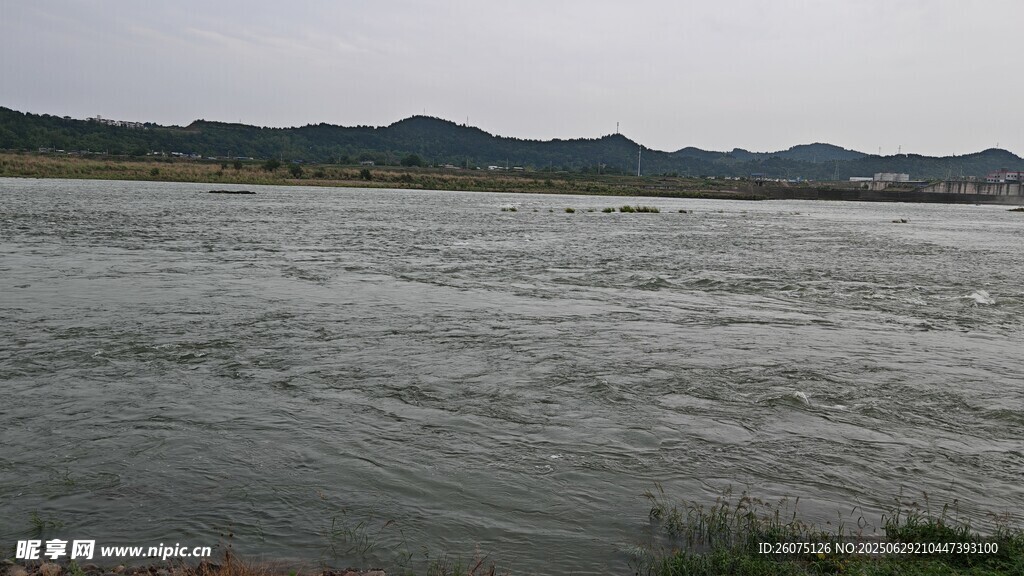 寬闊河流與遠(yuǎn)處山巒景色