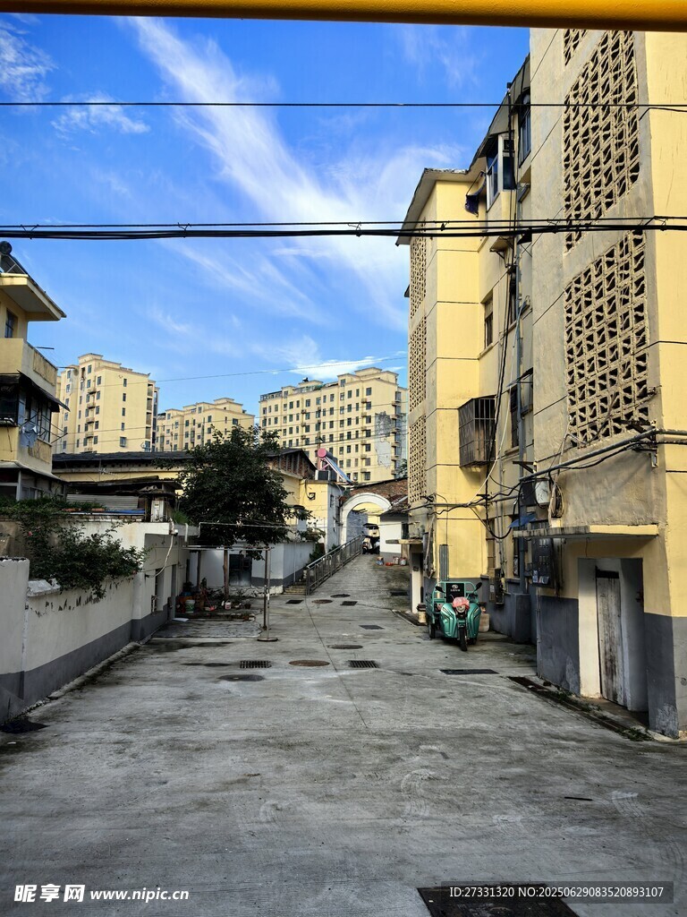 老舊居民區的狹窄街道