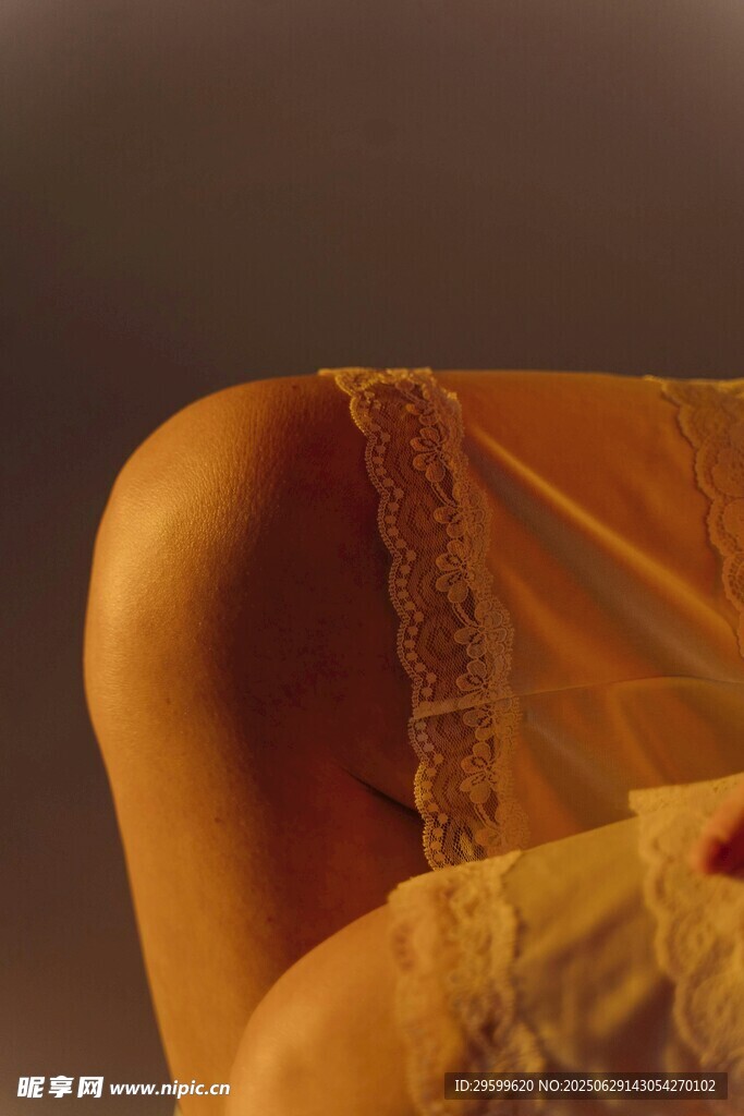 女性腿部與蕾絲內(nèi)衣特寫