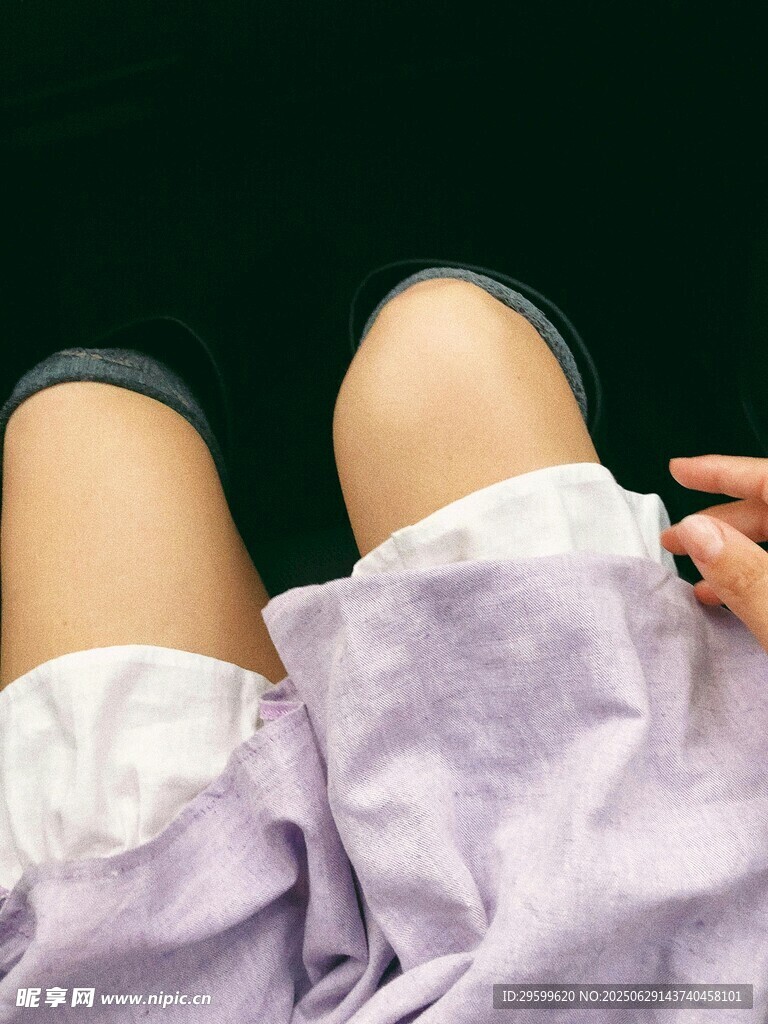 女性腿部與紫色衣物細節(jié)