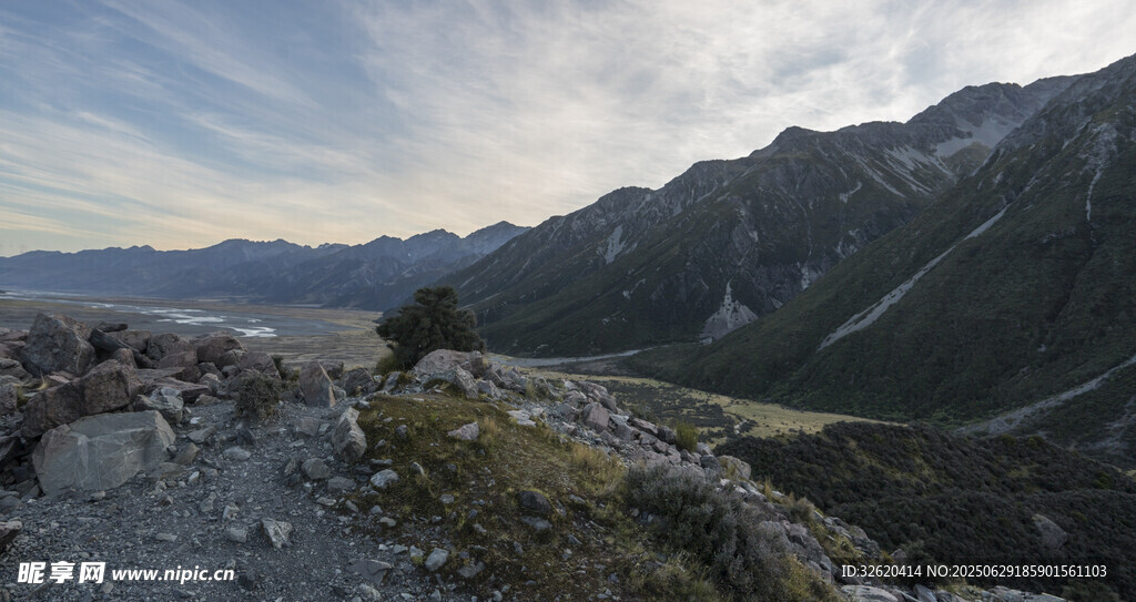 山間美景 展現(xiàn)自然壯麗