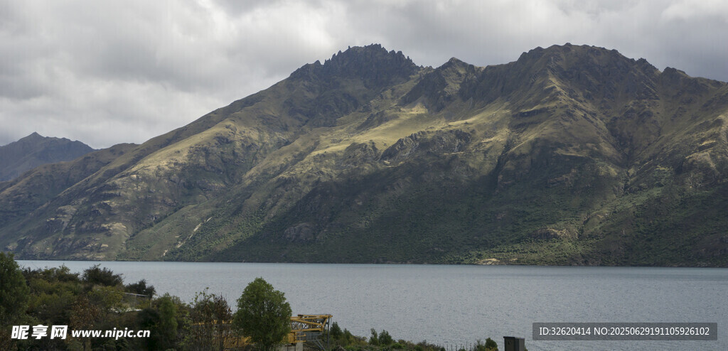 湖畔青山美景