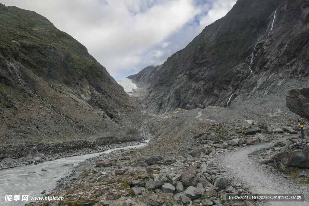 山間碎石路 壯麗峽谷景