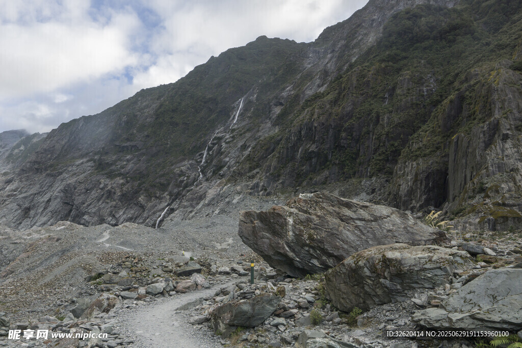 山間碎石路 壯麗山景
