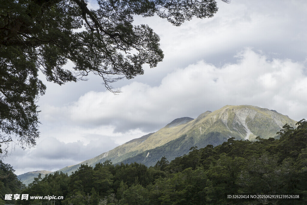 山林間的巍峨山峰