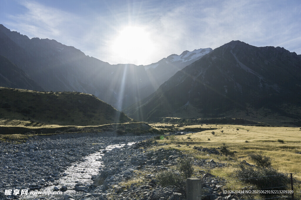 山間溪流迎日出美景