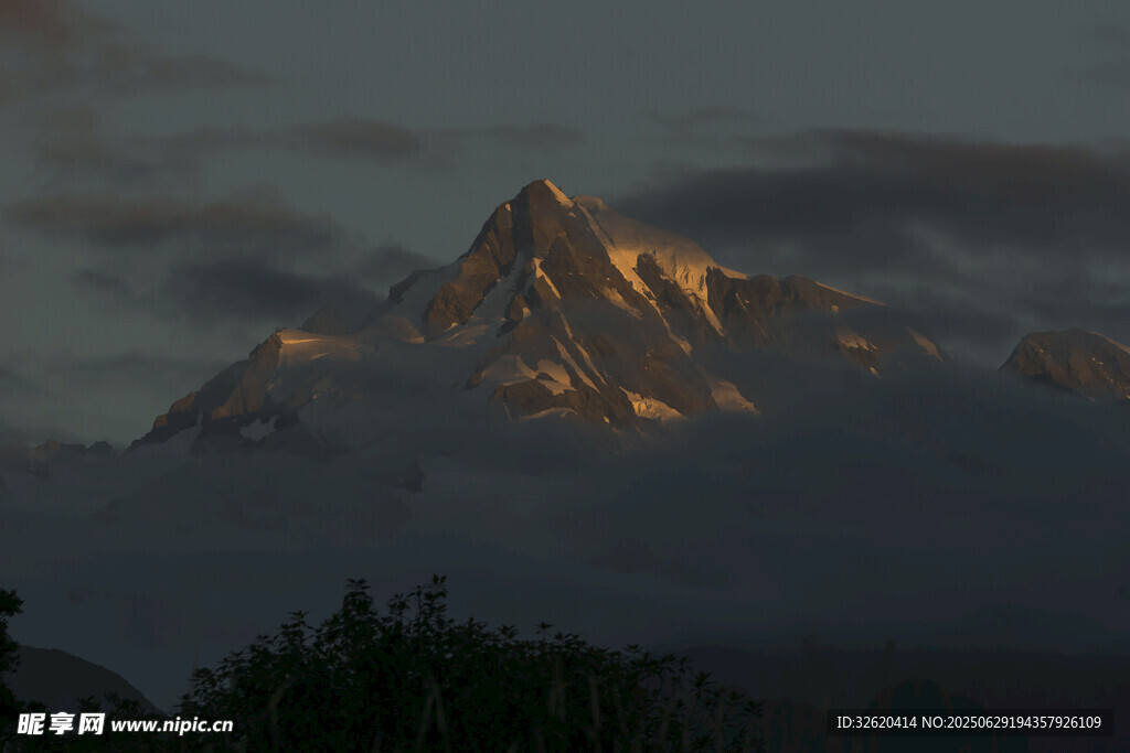 夕陽下的壯麗雪山