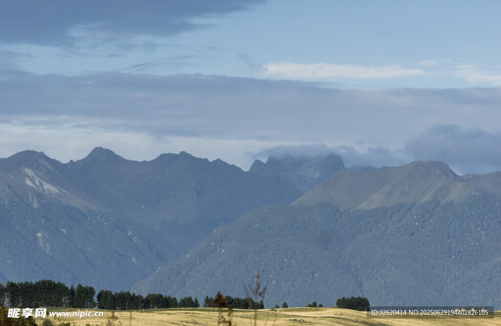 壯麗山景 云霧繚繞的山脈