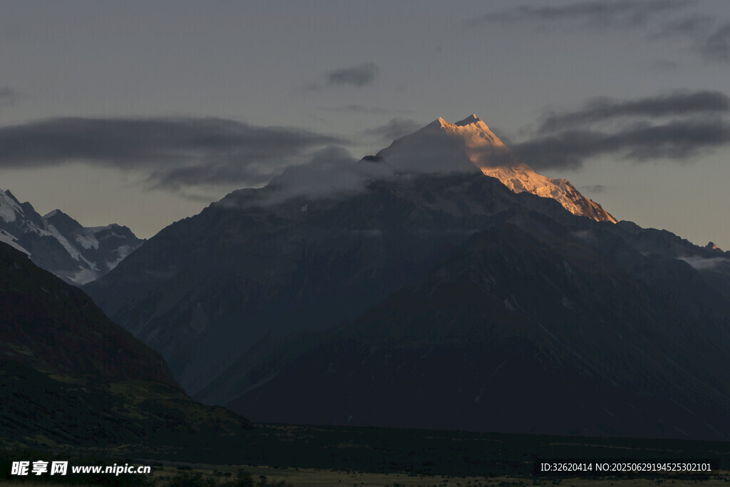 夕陽下的壯麗山峰