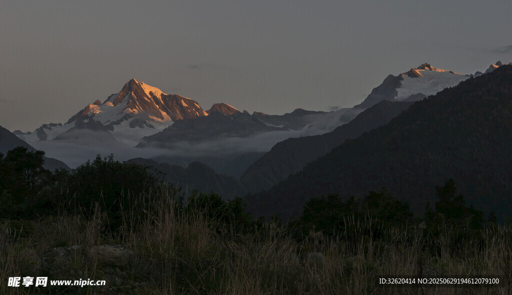 夕陽下的壯麗山景