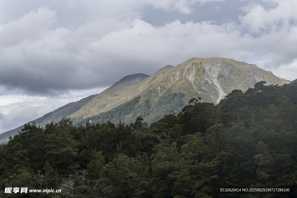 云霧繚繞下的蔥郁山峰