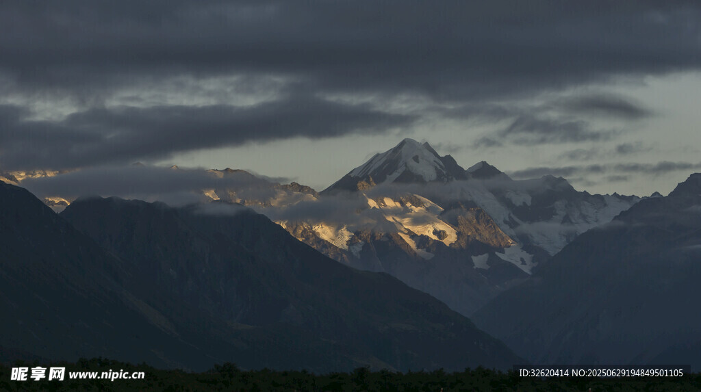 夕陽下壯麗的巍峨山脈