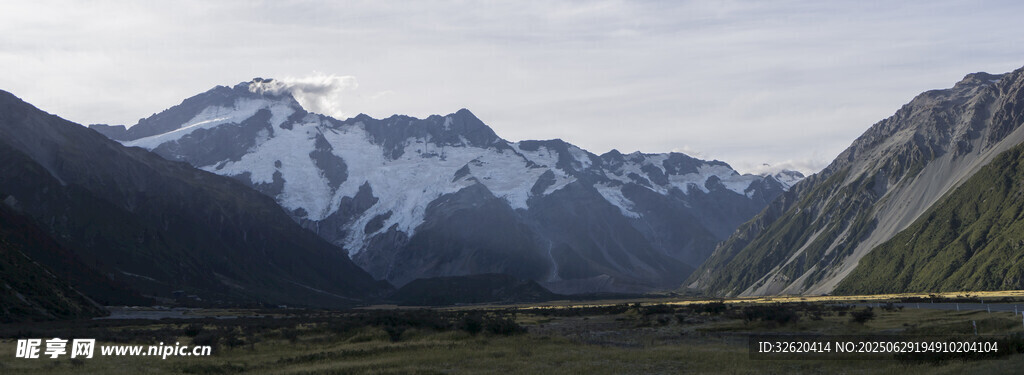 壯麗雪山山谷風(fēng)景
