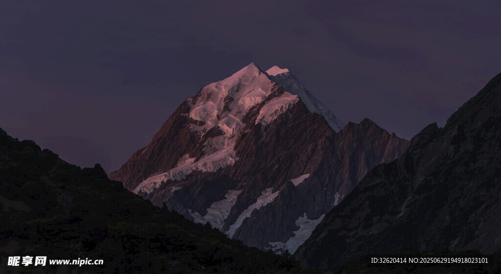 夜幕下的壯麗雪山