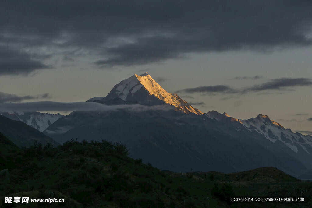 夕陽下的壯麗雪山