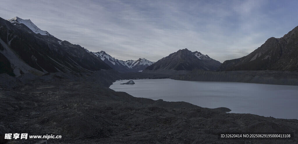 高山湖泊壯麗自然景觀