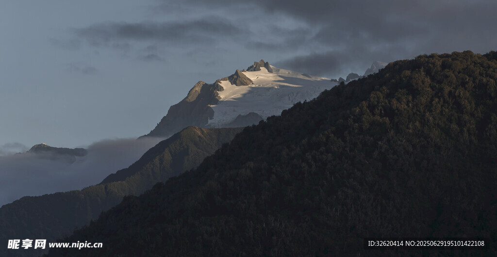 黃昏下的山巒與雪峰