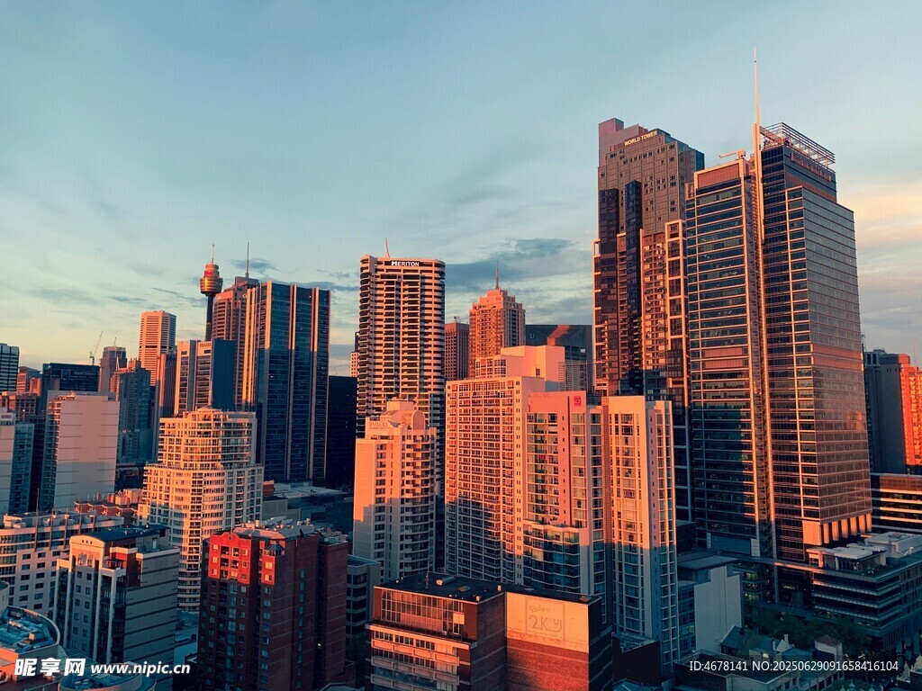 城市天際線夕陽下的繁華