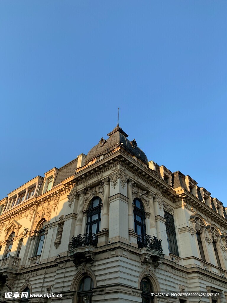古典建筑在藍天映襯下