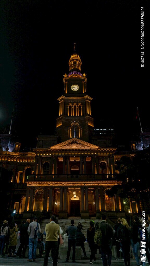 夜晚璀璨的鐘樓建筑景觀