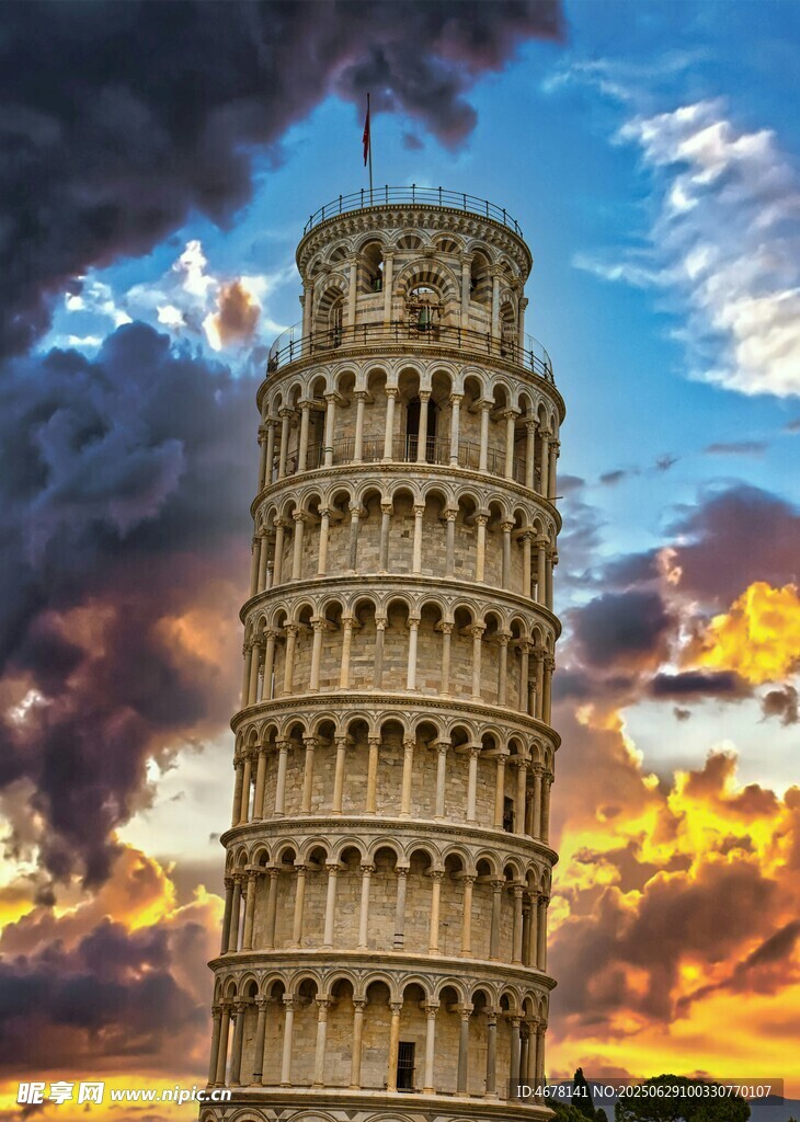 比薩斜塔夕陽下的建筑奇觀