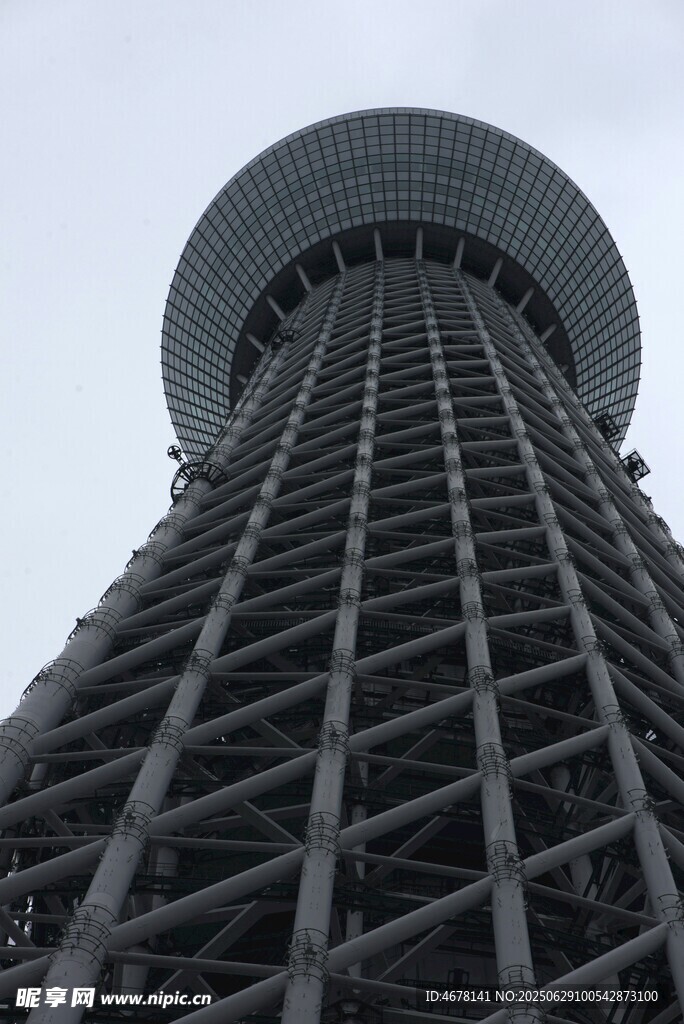 高聳入云的現(xiàn)代摩天大樓