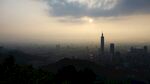 黃昏下的城市高樓景觀