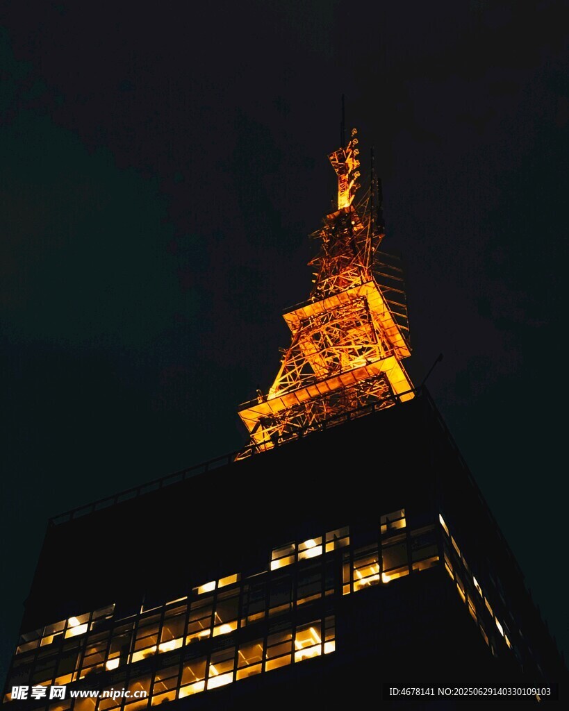 夜幕下璀璨的高樓尖頂