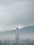 霧中都市高樓景觀
