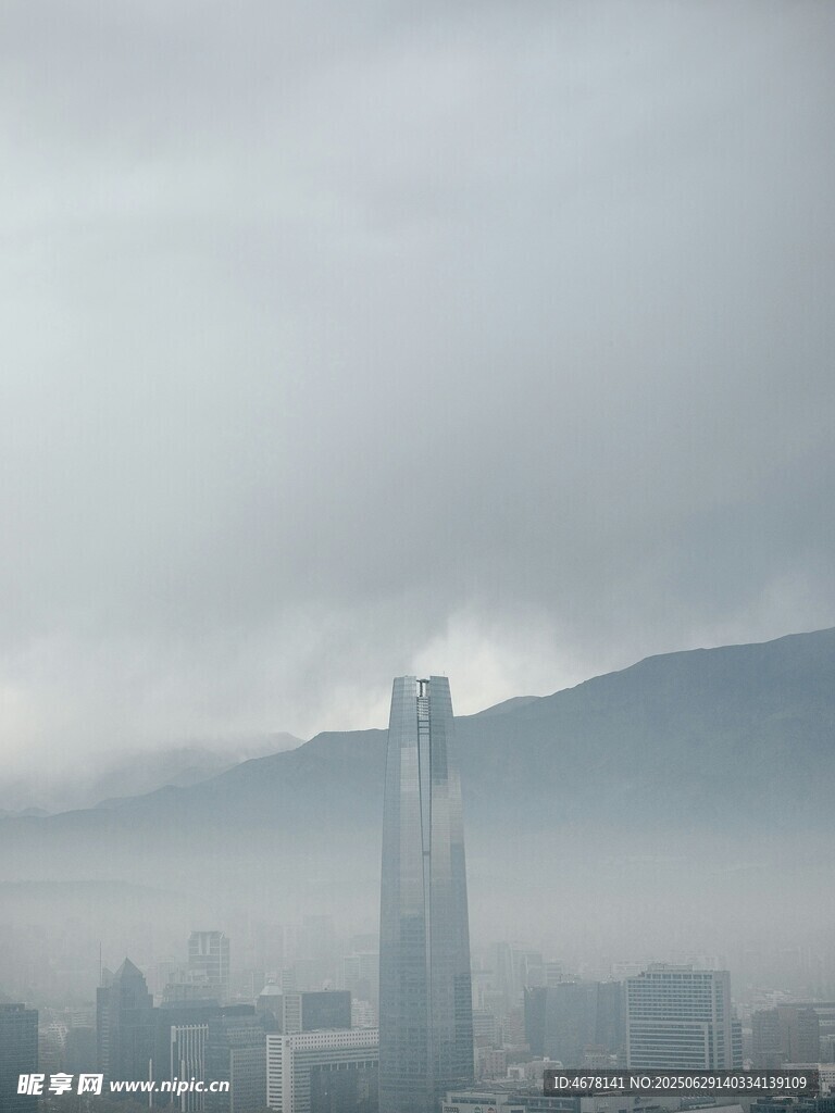霧中都市高樓景觀