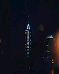 夜中高聳摩天大樓