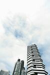 現(xiàn)代高樓與藍天白云景觀