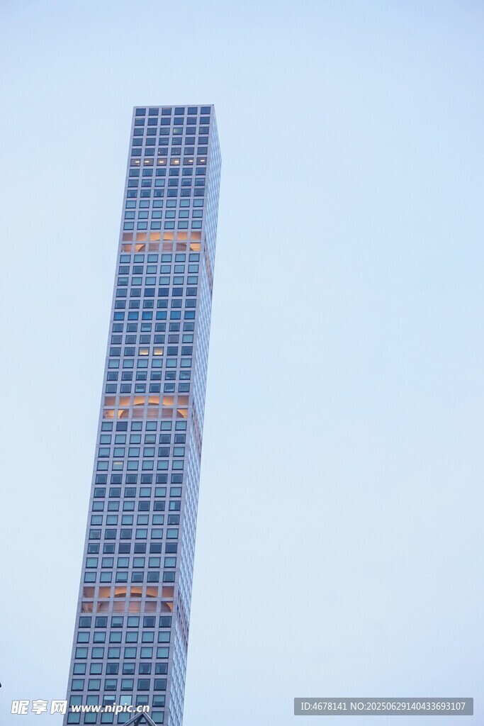 高聳入云的摩天大樓