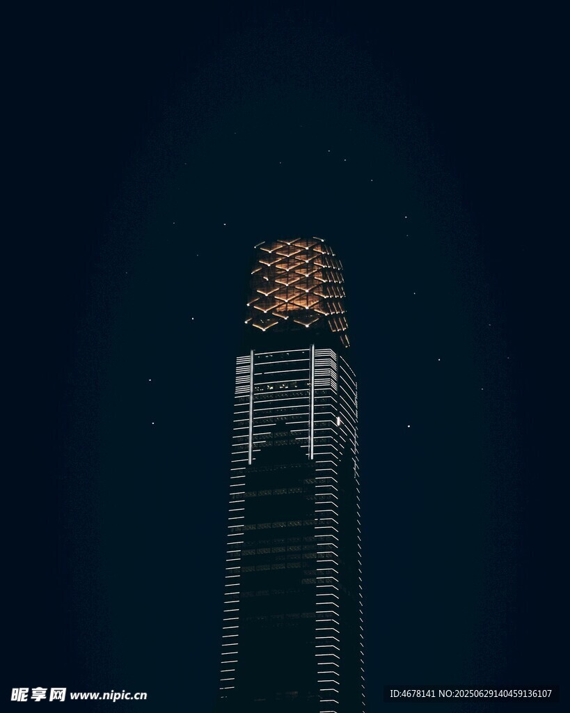 夜幕下的摩天大樓頂端