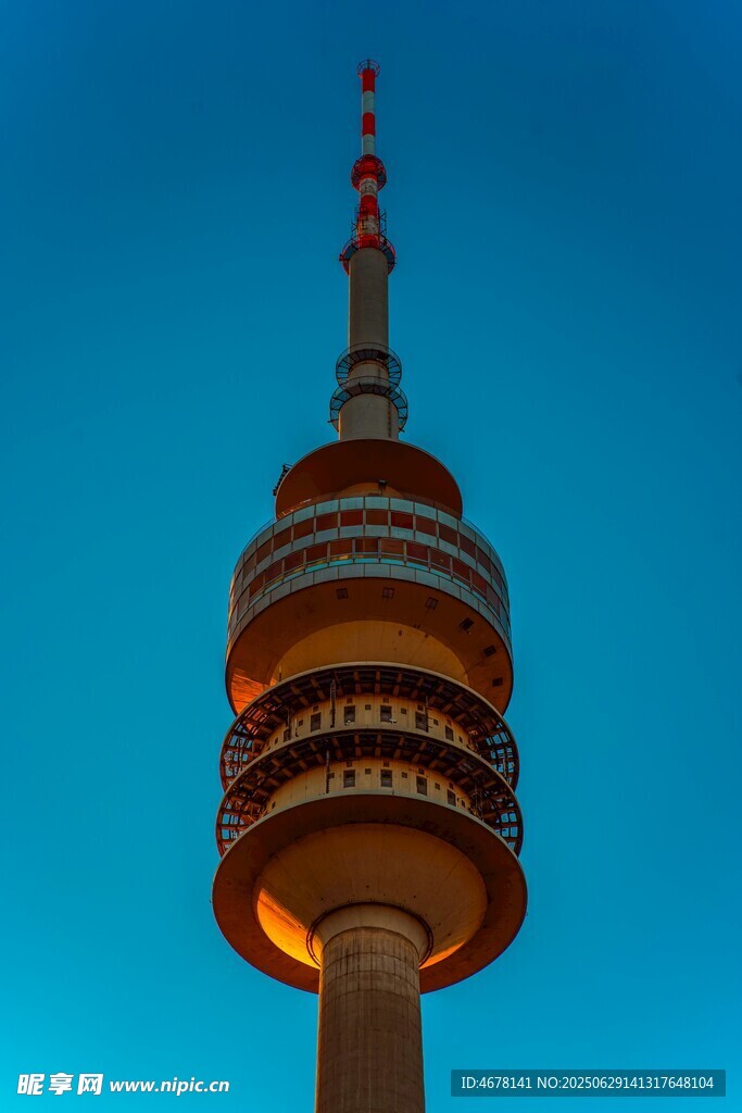 夜幕下的高聳電視塔