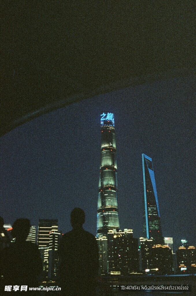 上海夜景中的摩天大樓