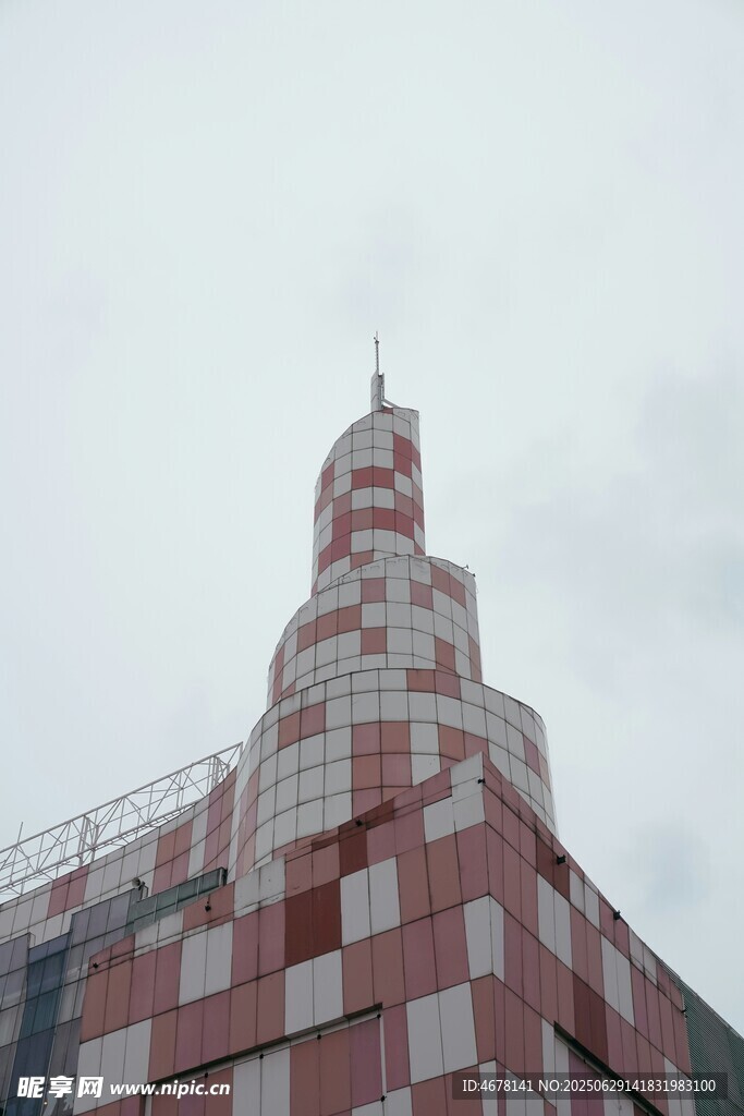 獨(dú)特紅白相間建筑頂部