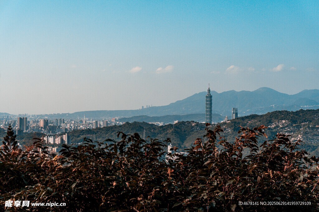 俯瞰城市與遠山美景