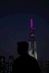 夜幕下的高樓與人物剪影