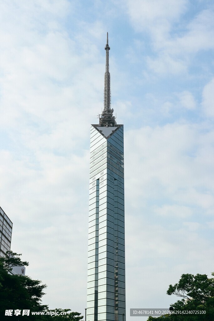 高聳入云的現代化摩天大樓
