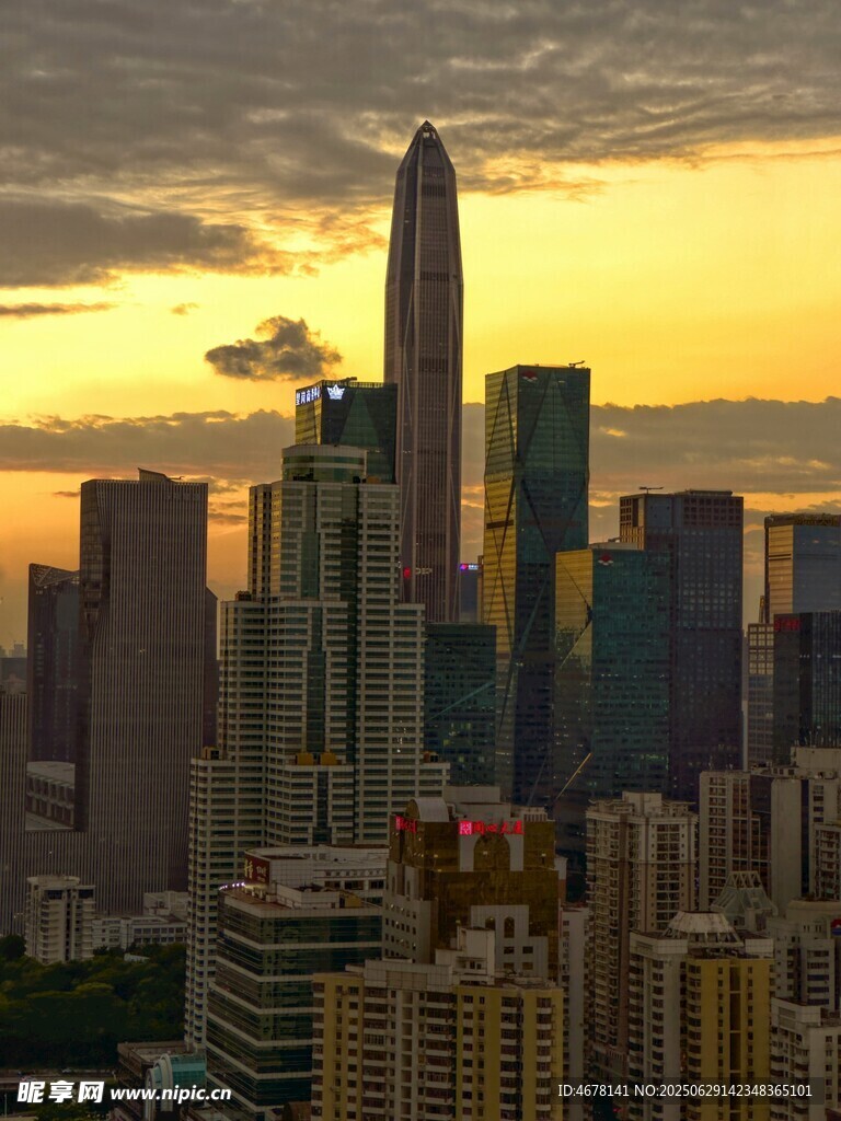 夕陽下的繁華都市天際線