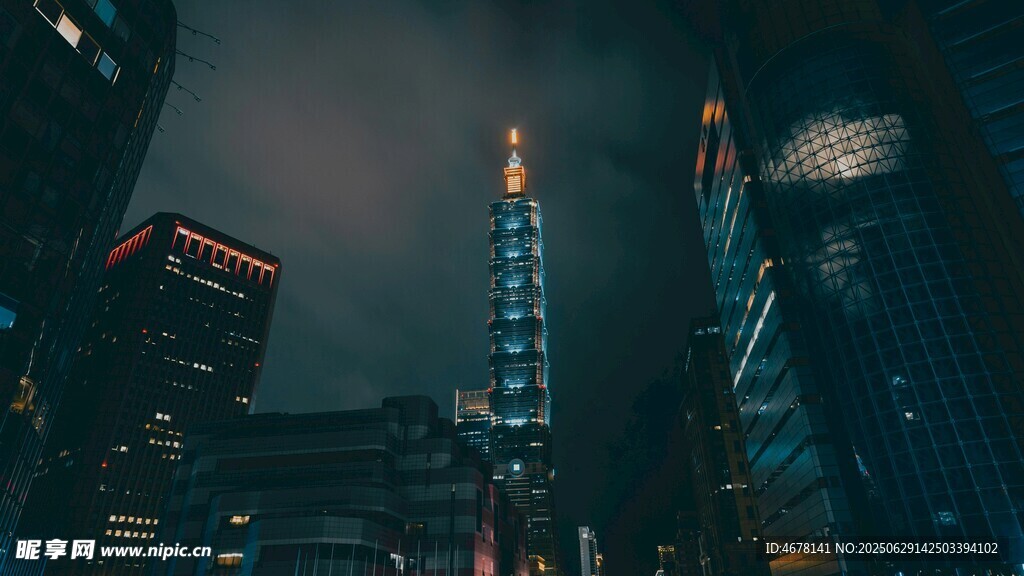 都市夜景中的璀璨高樓